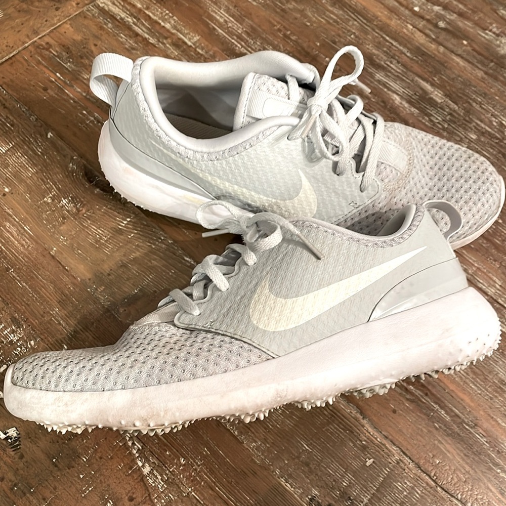 Youth golf shoes